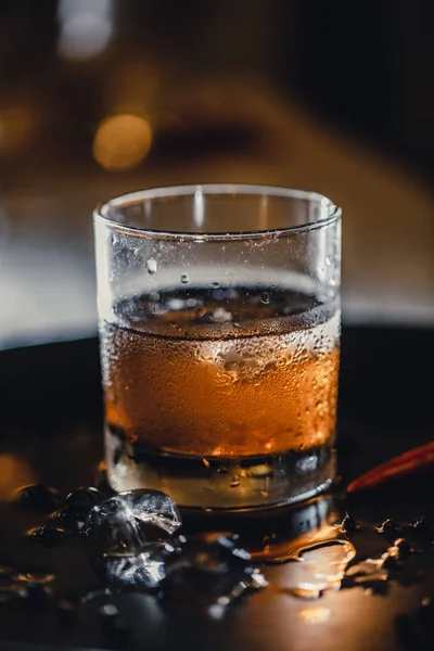 Cocktail Alcolico Rinfrescante Whisky Coca Ghiaccio Bicchiere Mescolando Ingredienti — Foto Stock