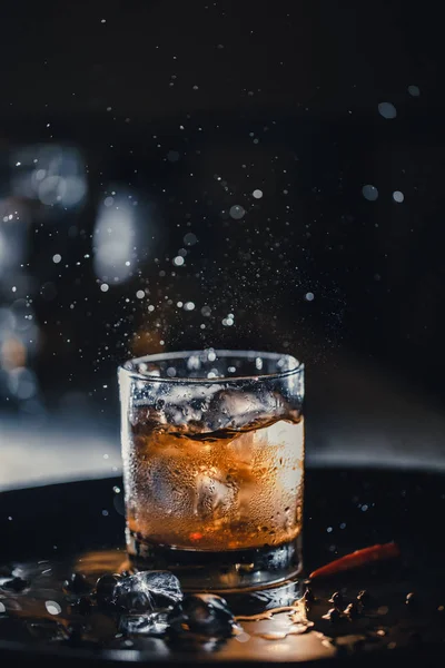 Ледяной Куб Падает Стакан Коктейлем Кокаин Виски Лёд Жидкость Движении — стоковое фото