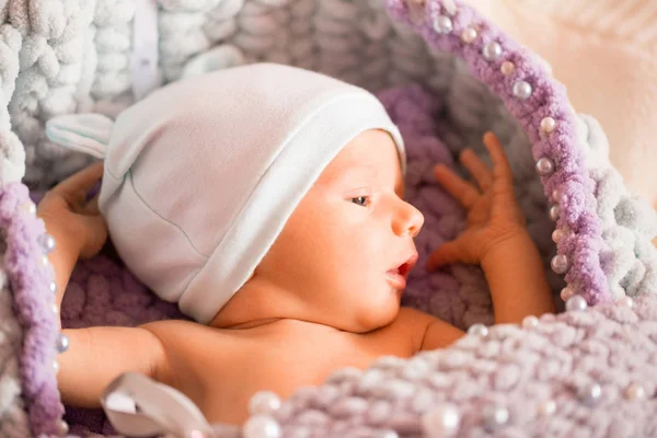 Bebé recién nacido, retrato. niño se encuentra en una manta de punto . — Foto de Stock