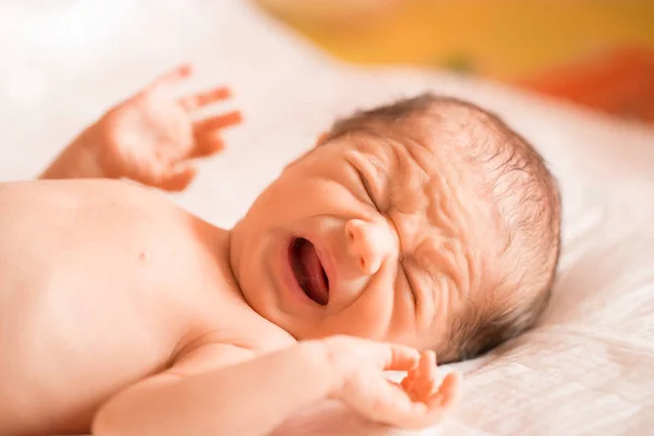 Piange il neonato. Il bambino vuole mangiare. bambino è cattivo . — Foto Stock