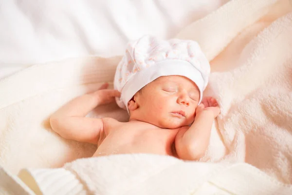 Recém Nascido Chapéu Dorme Com Braços Estendidos — Fotografia de Stock