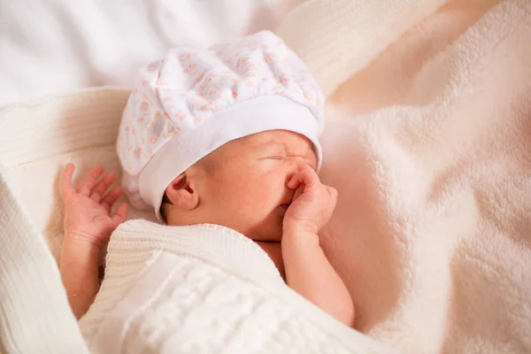 Recién Nacido Cubre Nariz Boca Con Pluma Niño Duerme —  Fotos de Stock