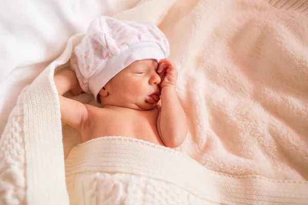 Menino Recém Nascido Cobre Nariz Boca Com Caneta Criança Adormece — Fotografia de Stock