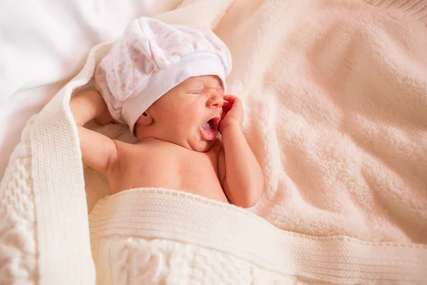 Новонароджений Хлопчик Позіхає Маленька Дитина Спить Ліжку — стокове фото