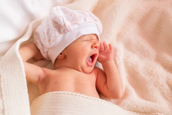 Recién Nacido Bosteza Niño Pequeño Está Durmiendo Cama —  Fotos de Stock