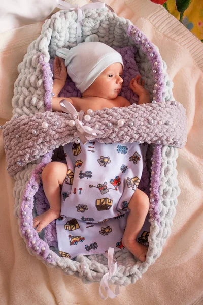 Small Child Lies Knitted Blanket Waits Mom — Stock Photo, Image