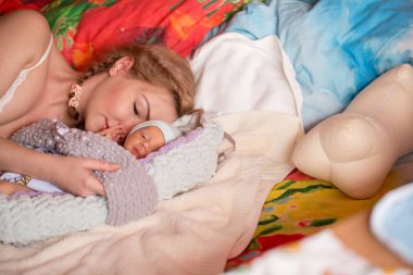 Anne yeni doğmuş bir bebek uyuyor. Anne ve çocuk. Anne sütüyle. Yorgunluk.