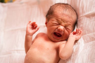 Yeni doğan enjeksiyonlari korkuyor. küçük bir çocuk ağlıyor. Annem bebeğini terk etti.