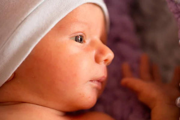 Gran Retrato Niño Recién Nacido Ojos Marrones Lactancia Materna — Foto de Stock
