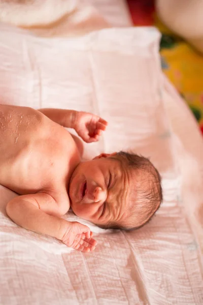 Recién Nacido Tiene Miedo Las Inyecciones Niño Está Llorando Mamá —  Fotos de Stock