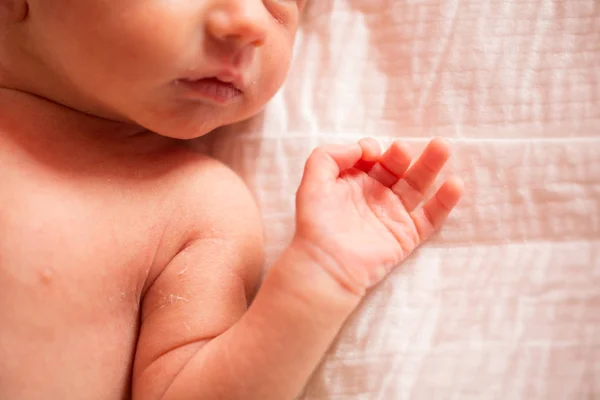 Mão Bebé Mão Recém Nascido Mão Enrugada Menino — Fotografia de Stock