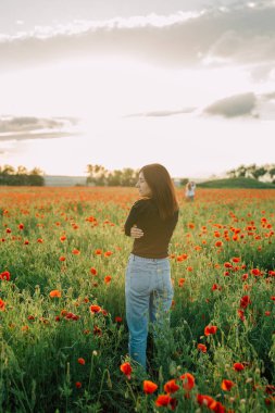 Kız arkası çiçeklerle alanında duruyor. yaz gecesi. Metin için yer kopyalayın