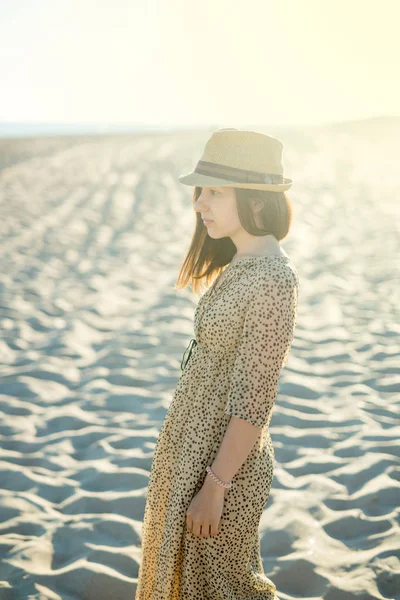 Girl Hat Standing Beach Summer Sunset Thoughtful Girl — Stock Photo, Image