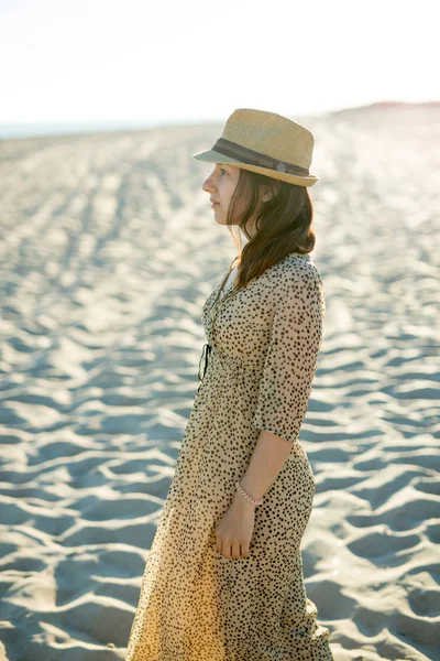 Beautiful Woman Walking Beach Beautiful Sunset Beach Sea — Stock Photo, Image