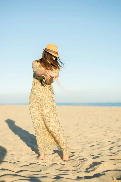 Girl Beautiful Dress Pouring Sand Her Hands Beautiful Sunset Beach — Stock Photo, Image