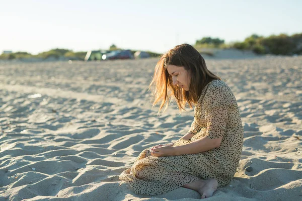 Sad Girl Sitting Beach Beautiful Sunset Sea Sand Beach — Stock Photo, Image