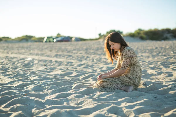 Sad Girl Sitting Beach Beautiful Sunset Sea Sand Beach — Stock Photo, Image