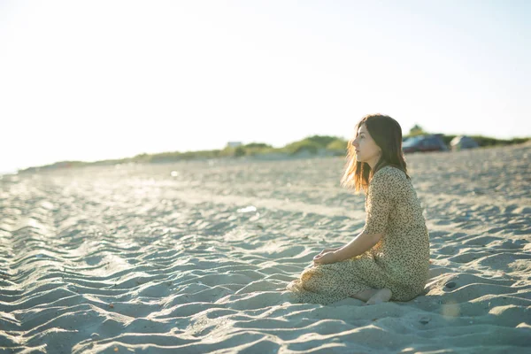 Sad Girl Sitting Beach Beautiful Sunset Sea Sand Beach — Stock Photo, Image