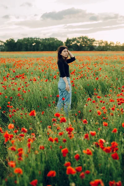 Unmarried Girl Standing Field Flowers Poppy Field Scaffold Summer Village — Stock Photo, Image
