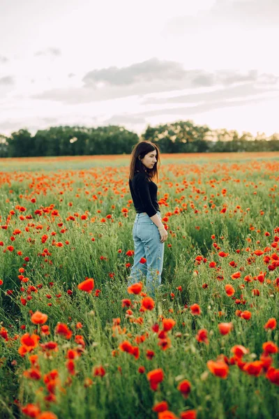 Unmarried Girl Standing Field Flowers Poppy Field Scaffold Summer Village — Stock Photo, Image