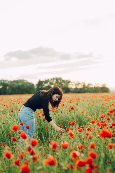 Young Girl Collects Bouquet Poppies Field Spring Evening Village Copy — Stock Photo, Image