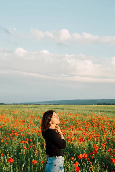 Oriental Girl Standing Field Poppies Young Girl Enjoys Summer Sunset — Stock Photo, Image