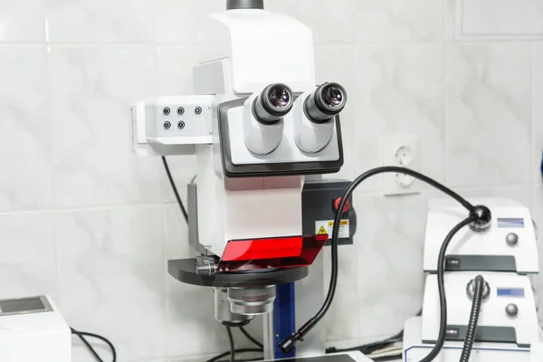 设备显微镜研究新药实验 药理学和科学 — 图库照片
