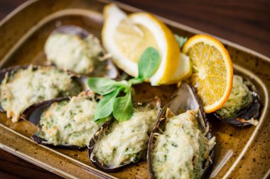 deniz ürünleri salatası - midye, karides, balık, istiridye.