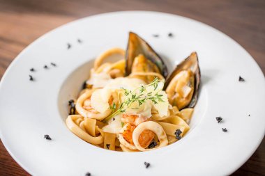 Pastırmalı İtalyan makarnası, domates, peynir, istiridye. Avrupa mutfağı.