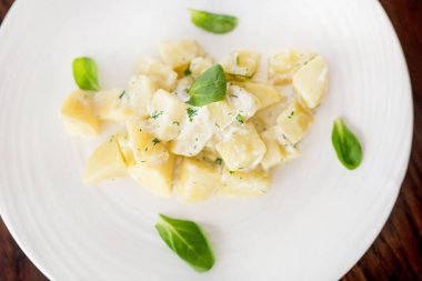 Fırında sebze: patates, lahana, havuç, biber, soğan. Buğulanmış sebzeler.