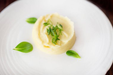 Fırında sebze: patates, lahana, havuç, biber, soğan. Buğulanmış sebzeler.