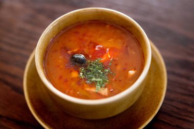 Akşam yemeği çorbası: et suyu, tavuk, sebze, et. Gürcü mutfağı.