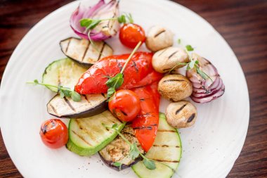 Fırında sebze: patates, lahana, havuç, biber, soğan. Buğulanmış sebzeler.