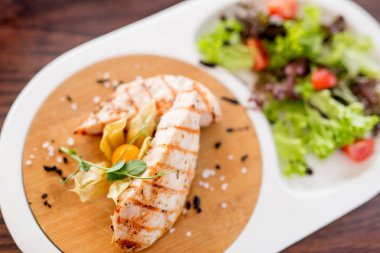 Fırında et: tavuk, domuz eti, sığır eti, kuzu. Uygun diyet