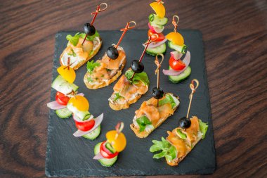 Soğuk meze - et, sosis, jambon, sebze, soğan, otlar. Öğle yemeği için yemek