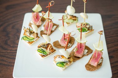 Soğuk meze - et, sosis, jambon, sebze, soğan, otlar. Öğle yemeği için yemek