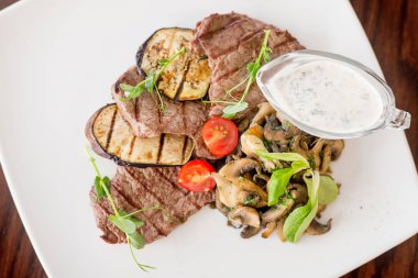 Fırında et: tavuk, domuz eti, sığır eti, kuzu. Uygun diyet