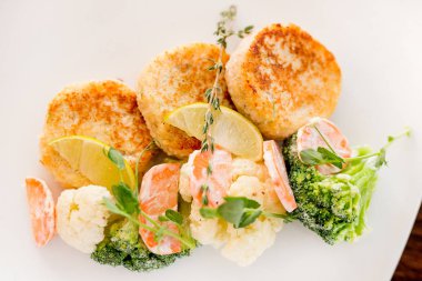 Fırında sebze: patates, lahana, havuç, biber, soğan. Buğulanmış sebzeler.