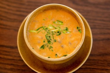 Akşam yemeği çorbası: et suyu, tavuk, sebze, et. Gürcü mutfağı.