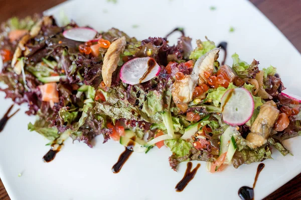 Iştah açıcı salata, sağlıklı yiyecekler. Taze meyve