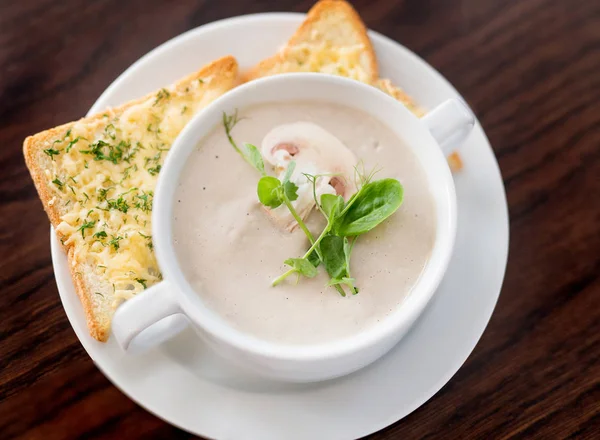 Akşam yemeği çorbası: et suyu, tavuk, sebze, et. Gürcü mutfağı.