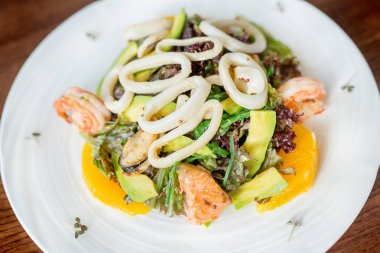 Soğuk meze - et, sosis, jambon, sebze, soğan, otlar. Öğle yemeği için yemek