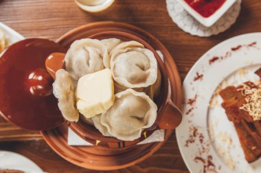 Ekşi krema ile bir kil tencerede Köfte