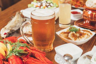 Kraft ışık filtresiz bira köpük ile bir bardak