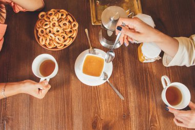 Kızlar saunada işlemden sonra çay içerler. Kavram - sağlıklı yaşam tarzı