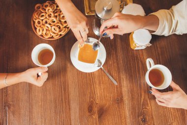 Kızlar saunada işlemden sonra çay içerler. Kavram - sağlıklı yaşam tarzı