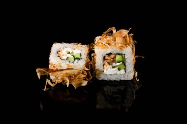 Peynir balığı ile lezzetli rulo. Japon yemekleri
