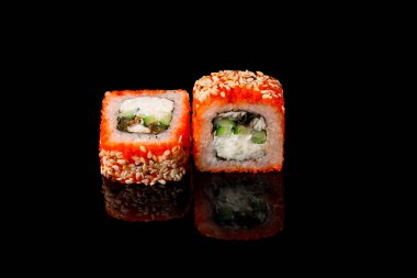 Peynir balığı ile lezzetli rulo. Japon yemekleri