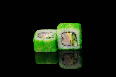 Yeşil tobiko havyar ile rulo. Japon yemekleri