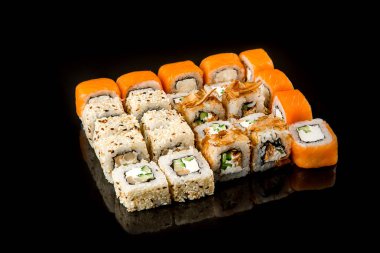 balık rulo kümesi. Japon yemekleri